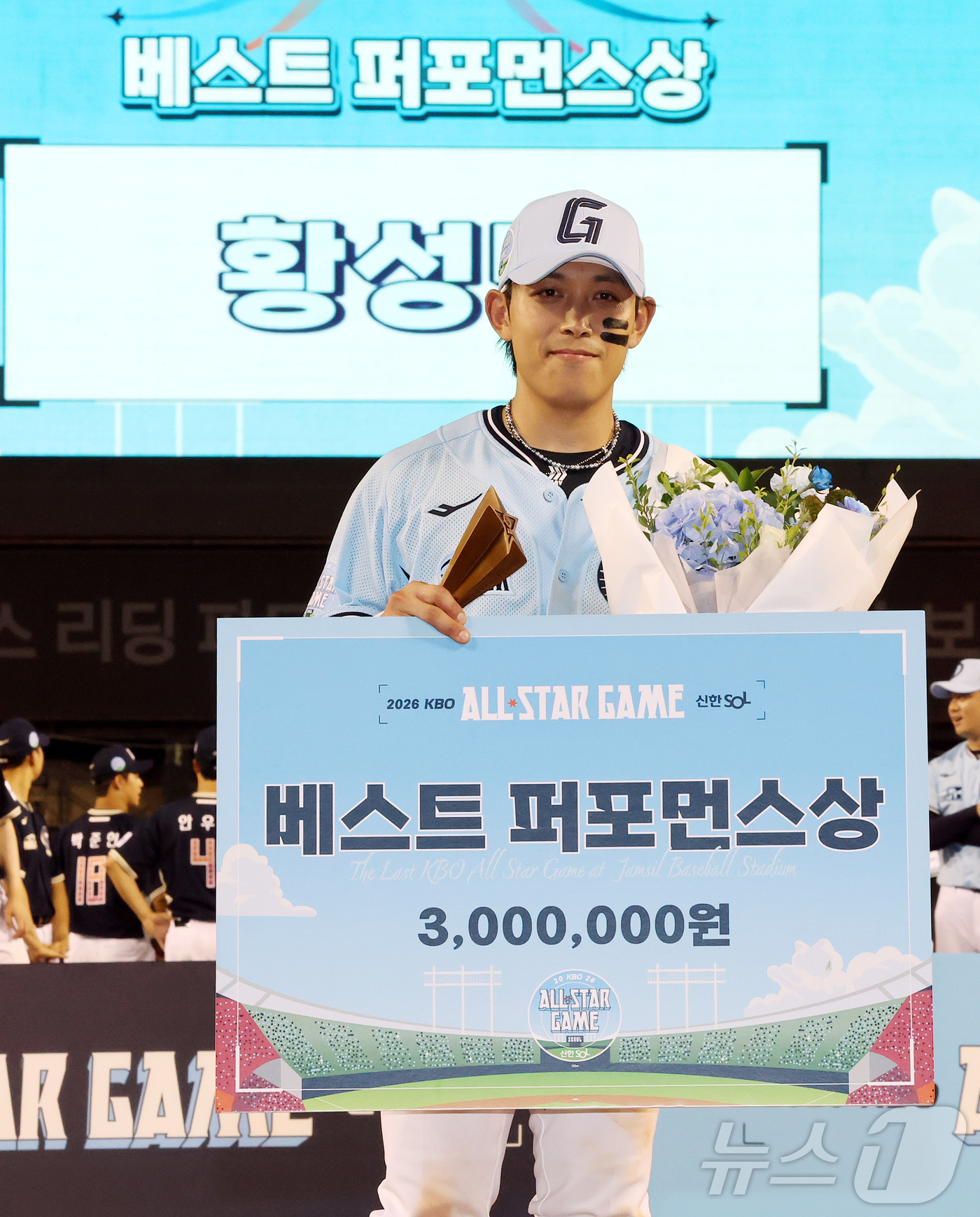 (서울=뉴스1) 김진환 기자 = 11일 서울 송파구 잠실야구장에서 열린 ‘2026 신한 SOL KBO 올스타전’에서 드림팀 롯데 황성빈이 베스트 퍼포먼스상을 수상 후 박찬호와 기념 …