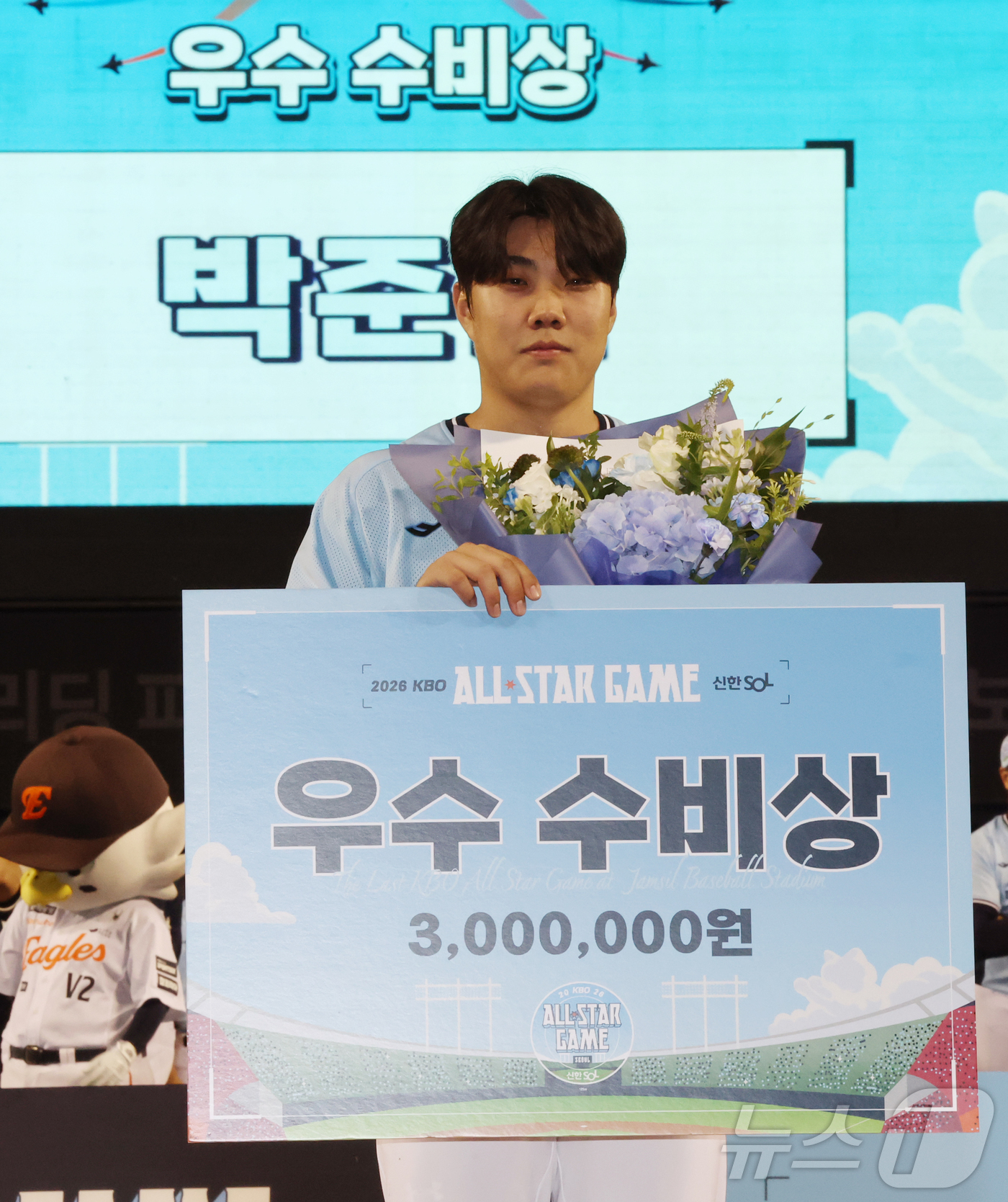 (서울=뉴스1) 김진환 기자 = 11일 서울 송파구 잠실야구장에서 열린 ‘2026 신한 SOL KBO 올스타전’에서 드림팀 두산 박준순이 우수 수비상을 수상 후 김재박 전 감독과 …