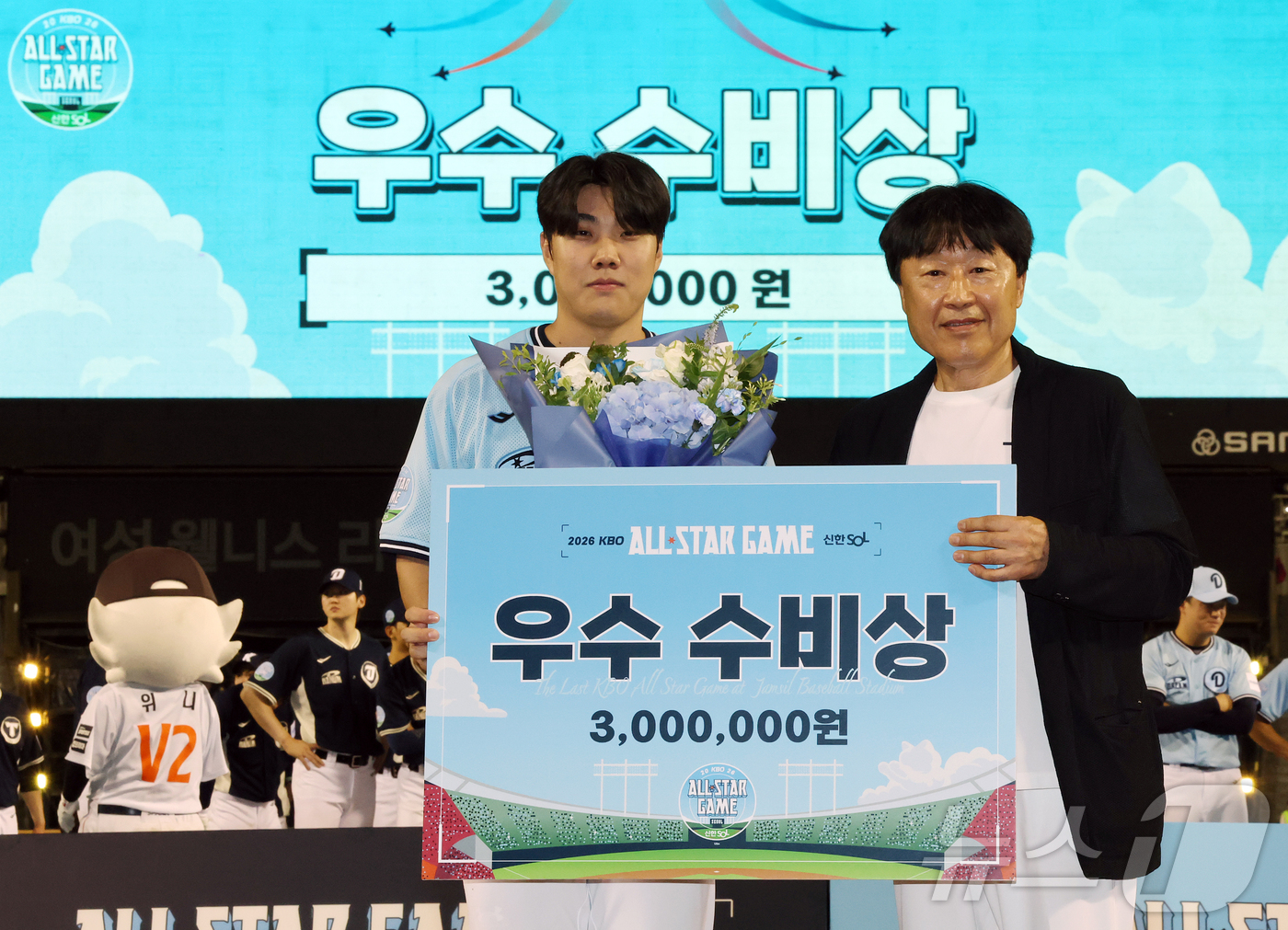 (서울=뉴스1) 김진환 기자 = 11일 서울 송파구 잠실야구장에서 열린 ‘2026 신한 SOL KBO 올스타전’에서 드림팀 두산 박준순이 우수 수비상을 수상 후 김재박 전 감독과 …