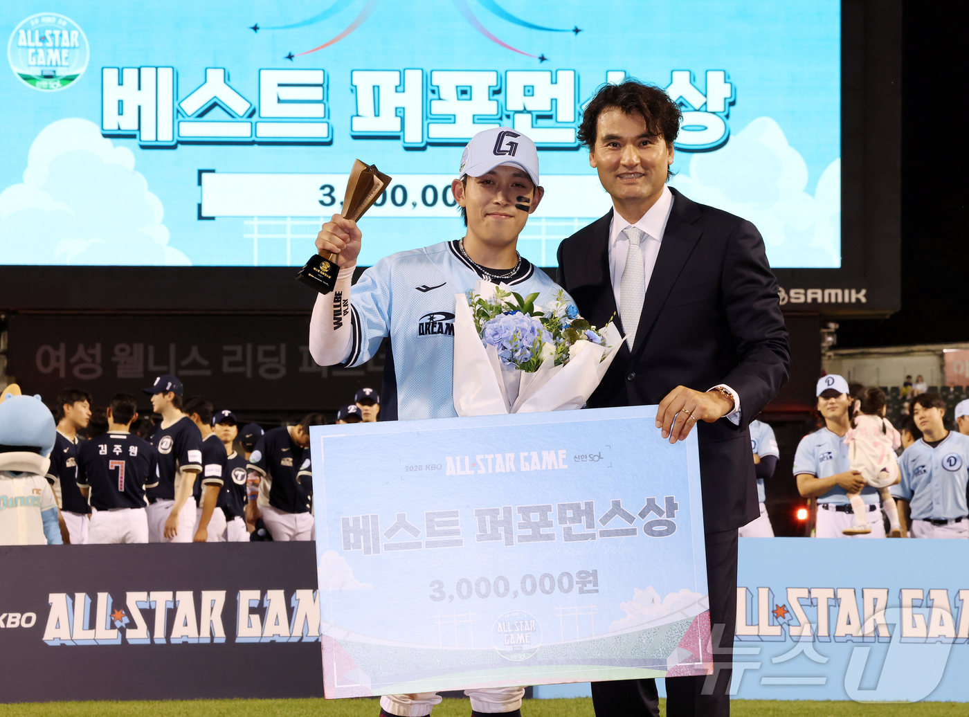 (서울=뉴스1) 김진환 기자 = 11일 서울 송파구 잠실야구장에서 열린 ‘2026 신한 SOL KBO 올스타전’에서 드림팀 롯데 황성빈이 베스트 퍼포먼스상을 수상 후 박찬호와 기념 …