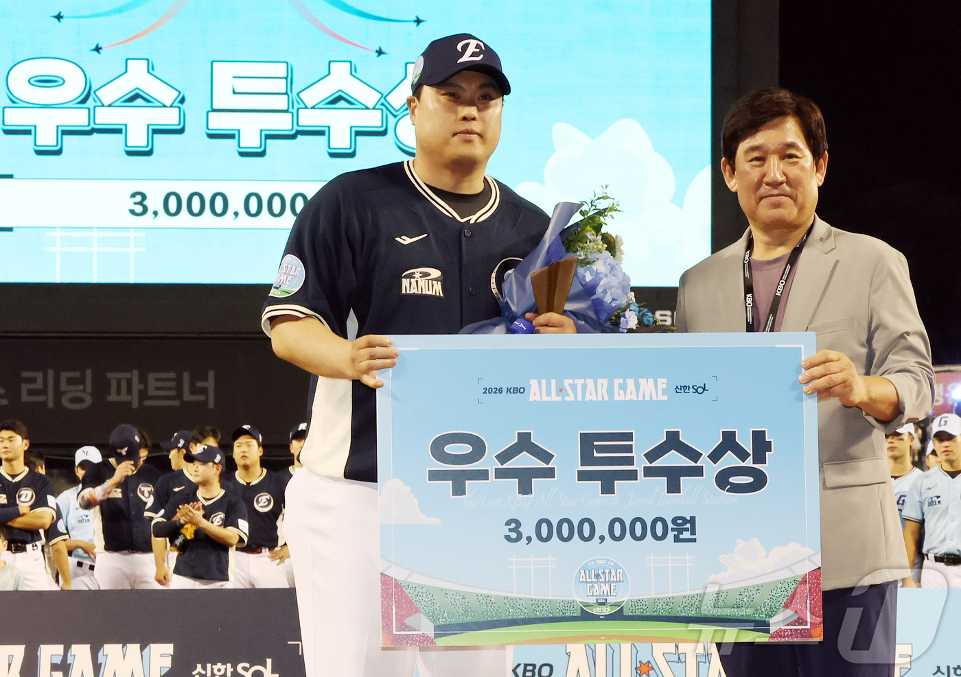 (서울=뉴스1) 김진환 기자 = 11일 서울 송파구 잠실야구장에서 열린 ‘2026 신한 SOL KBO 올스타전’에서 나눔팀 한화 류현진이 우수 투수상을 수상 후 조계현 KBO 전력 …