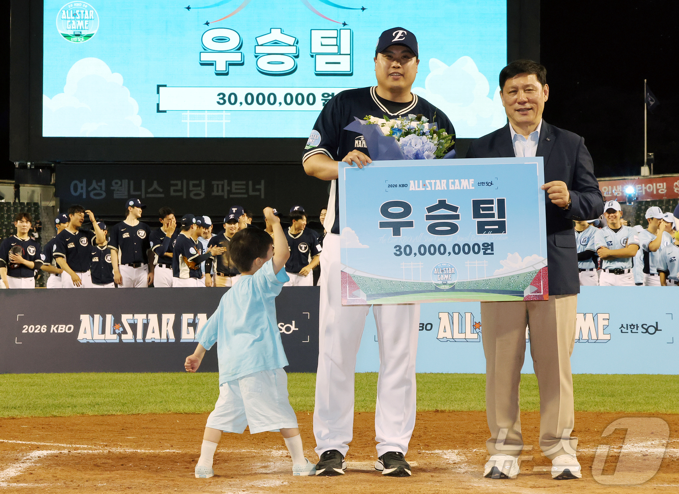 (서울=뉴스1) 김진환 기자 = 11일 서울 송파구 잠실야구장에서 열린 ‘2026 신한 SOL KBO 올스타전’에서 나눔팀 한화 류현진이 우승팀 대표로 수상 후 허구연 KBO 총재 …