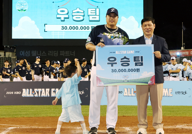 우승팀 대표로 수상하는 류현진