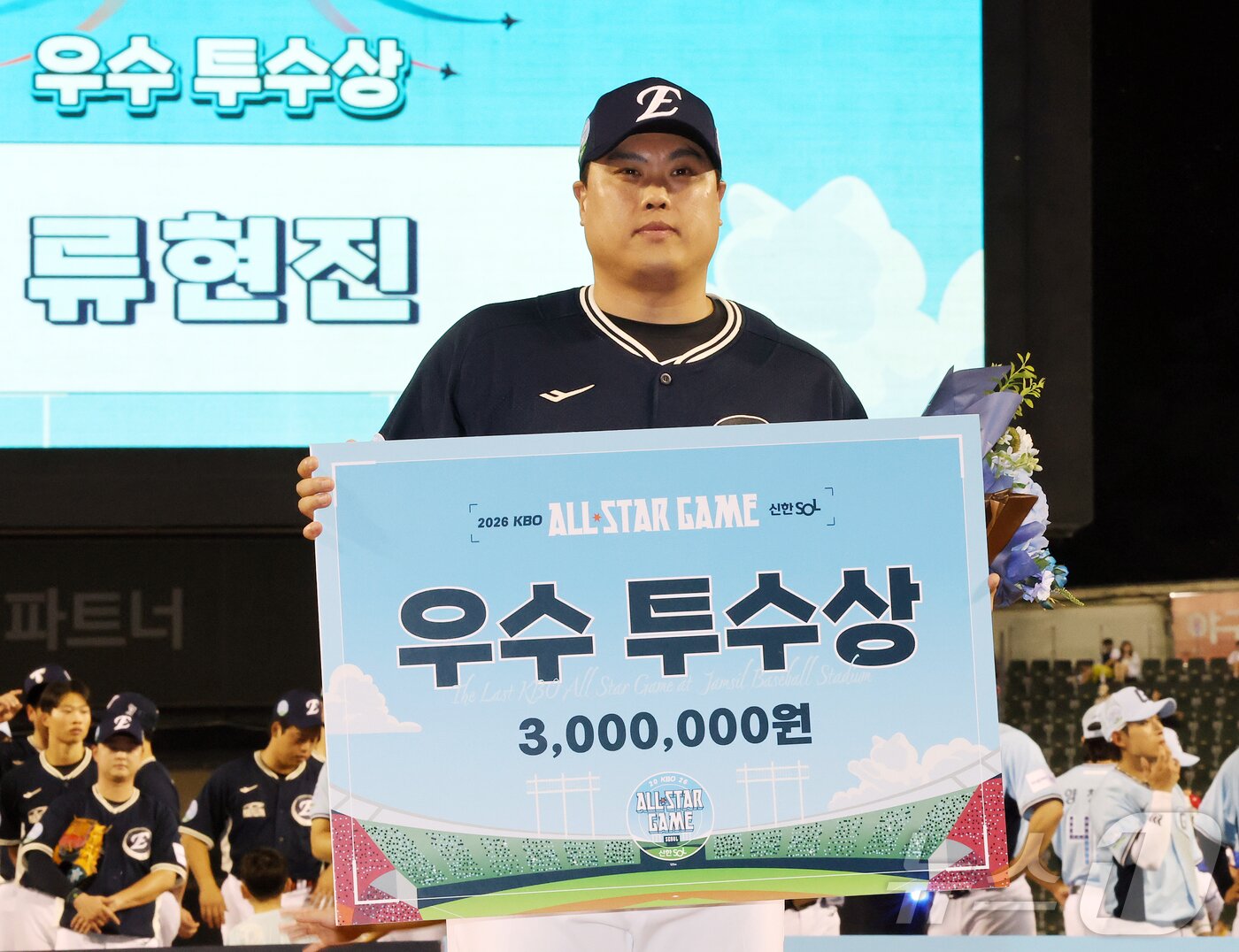 본문 이미지 - 11일 서울 송파구 잠실야구장에서 열린 ‘2026 신한 SOL KBO 올스타전’에서 나눔팀 한화 류현진이 우수 투수상을 수상 후 기념 촬영을 하고 있다. 8번 포수로 선발 출장해 5타수 4안타 1타점 1득점을 기록한 허인서는 총 26표 중 13표를 득표해 팀 동료인 문현빈(10표)를 제치고 ‘미스터 올스타’에 선정됐다. 2026.7.11 ⓒ 뉴스1 김진환 기자
