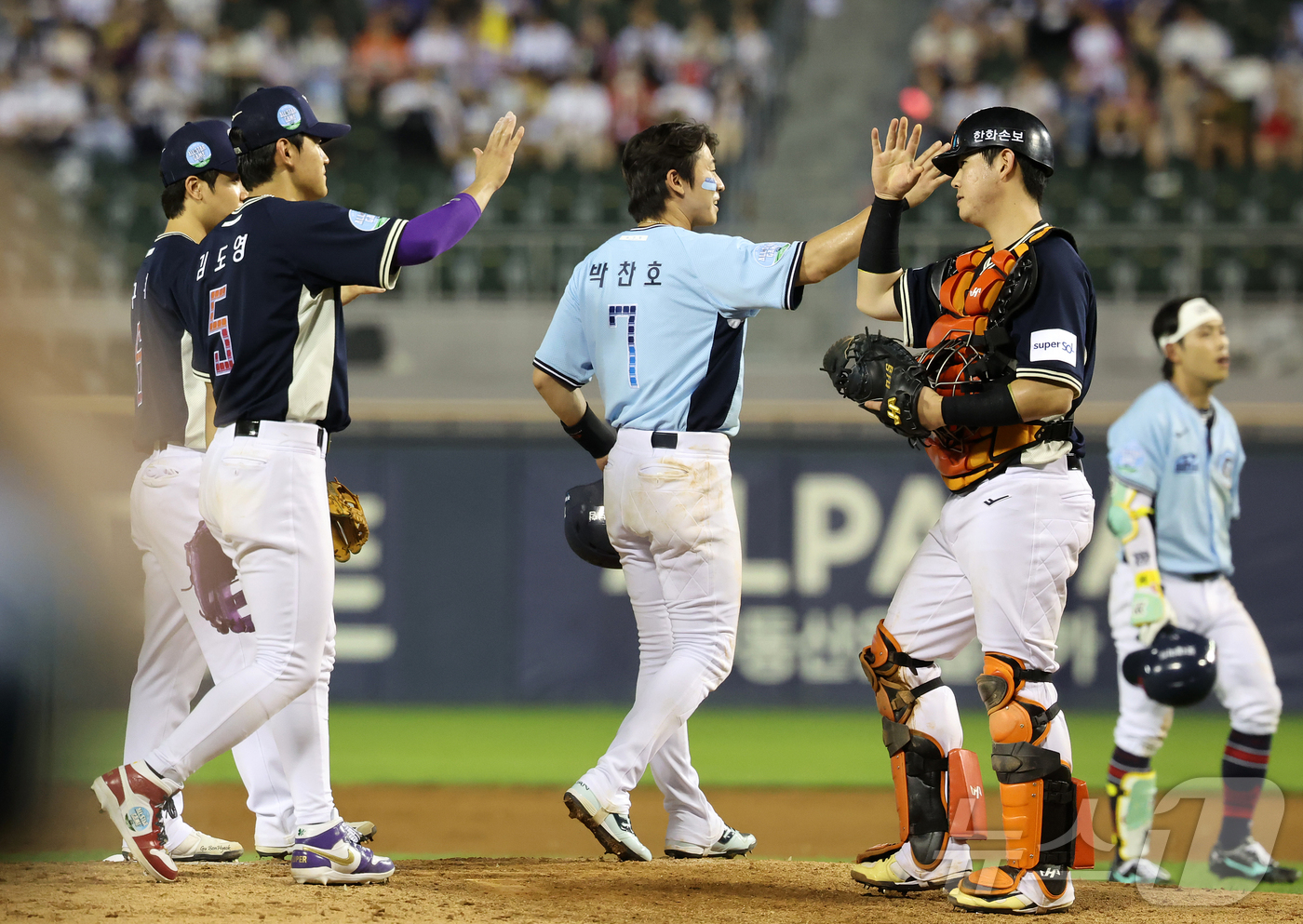 (서울=뉴스1) 김진환 기자 = 11일 서울 송파구 잠실야구장에서 열린 ‘2026 신한 SOL KBO 올스타전’에서 10대2 대승을 거둔 나눔팀 선수들이 드림팀 선수들과 기쁨을 나 …