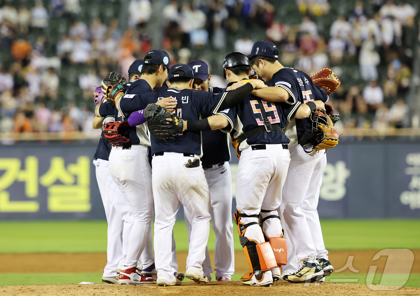 (서울=뉴스1) 김진환 기자 = 11일 서울 송파구 잠실야구장에서 열린 ‘2026 신한 SOL KBO 올스타전’에서 10대2 대승을 거둔 나눔팀 선수들이 기쁨을 나누고 있다.202 …
