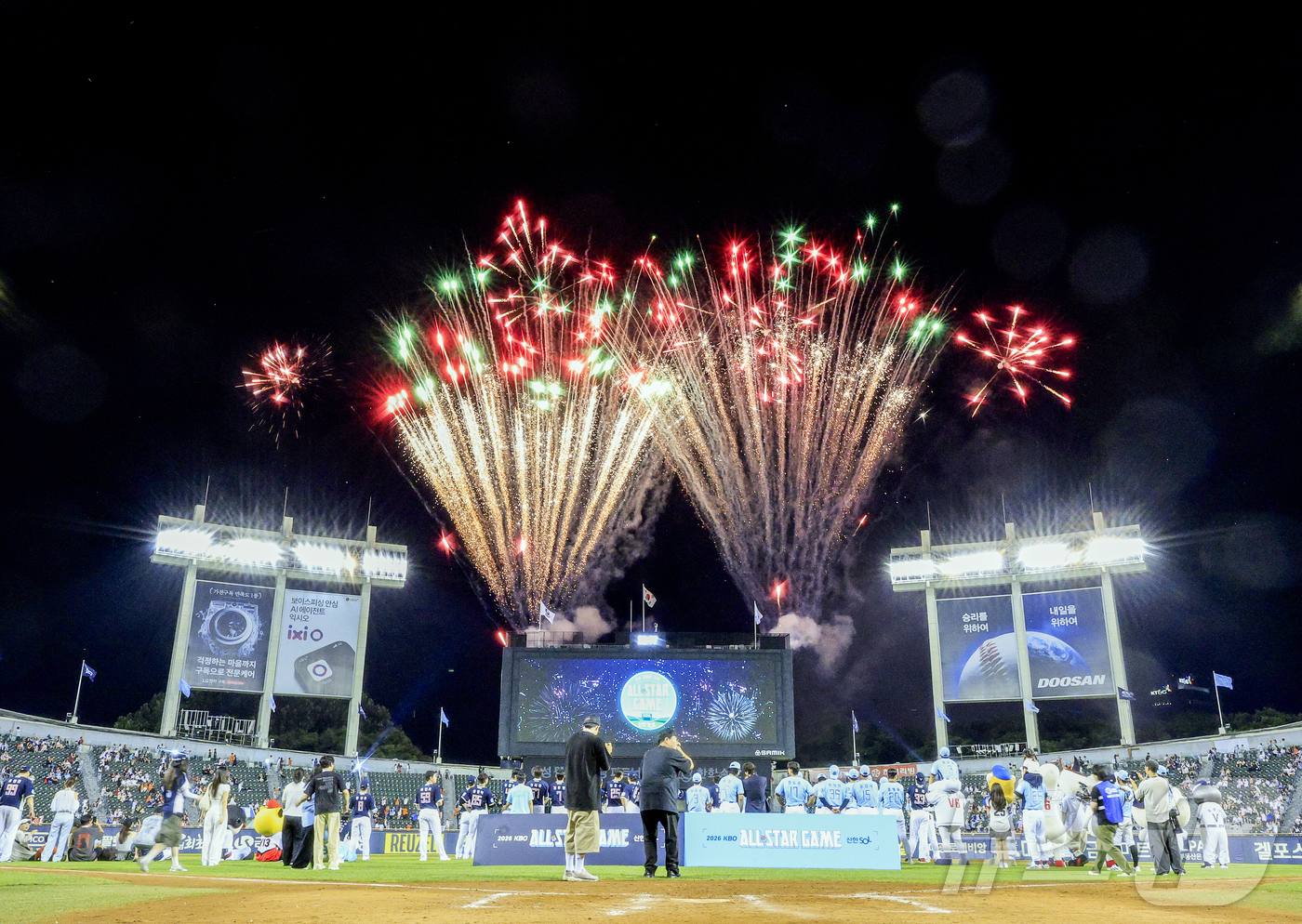 (서울=뉴스1) 김진환 기자 = 11일 서울 송파구 잠실야구장에서 열린 ‘2026 신한 SOL KBO 올스타전’이 종료된 후 불꽃놀이가 펼쳐지고 있다.2026.7.11/뉴스1