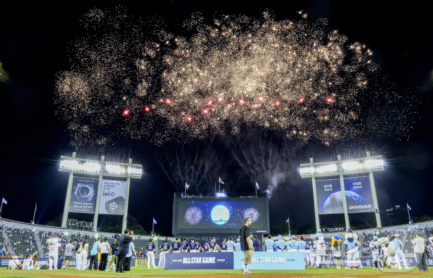 (서울=뉴스1) 김진환 기자 = 11일 서울 송파구 잠실야구장에서 열린 ‘2026 신한 SOL KBO 올스타전’이 종료된 후 불꽃놀이가 펼쳐지고 있다.2026.7.11/뉴스1