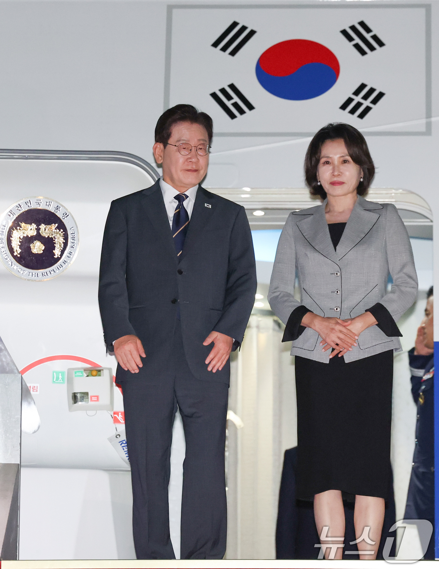 (성남)=뉴스1) 이재명 기자 = 북대서양조약기구(NATO·나토) 정상회의 참석과 몽골 국빈 방문 일정을 마치고 귀국한 이재명 대통령과 김혜경 여사가 11일 성남 서울공항에 도착한 …
