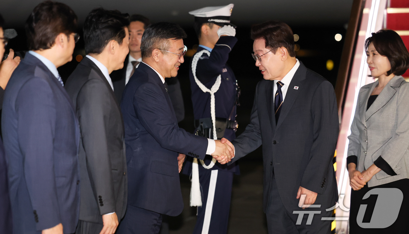 (성남)=뉴스1) 이재명 기자 = 북대서양조약기구(NATO·나토) 정상회의 참석과 몽골 국빈 방문 일정을 마치고 귀국한 이재명 대통령이 11일 성남 서울공항에서 환영나온 윤호중 행 …