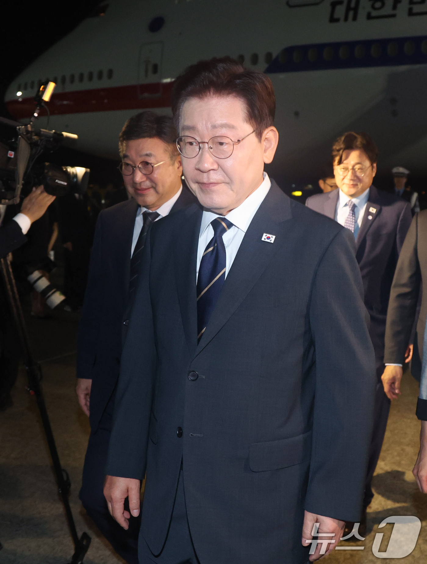 (성남)=뉴스1) 이재명 기자 = 북대서양조약기구(NATO·나토) 정상회의 참석과 몽골 국빈 방문 일정을 마치고 귀국한 이재명 대통령이 11일 성남 서울공항에 도착한 공군 1호기에 …