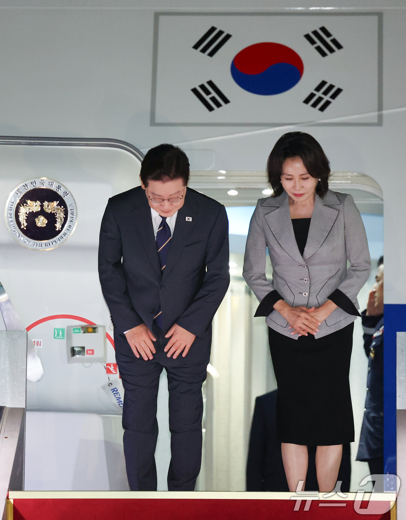 (성남)=뉴스1) 이재명 기자 = 북대서양조약기구(NATO·나토) 정상회의 참석과 몽골 국빈 방문 일정을 마치고 귀국한 이재명 대통령과 김혜경 여사가 11일 성남 서울공항에 도착한 …