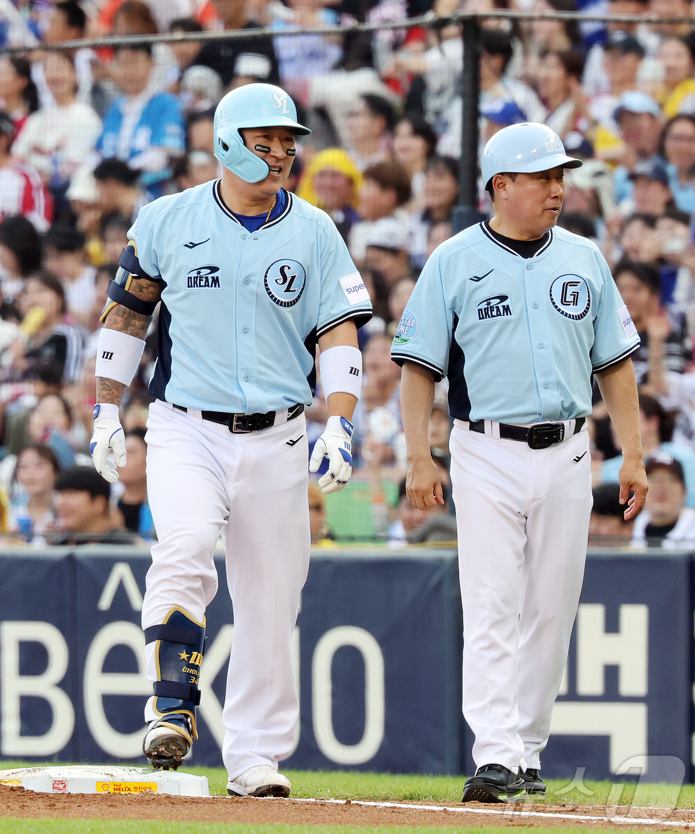 (서울=뉴스1) 김진환 기자 = 11일 서울 송파구 잠실야구장에서 열린 ‘2026 신한 SOL KBO 올스타전’에서 드림팀 삼성 최형우가 2회말 1루수 실책으로 세이프 된 뒤 미소 …