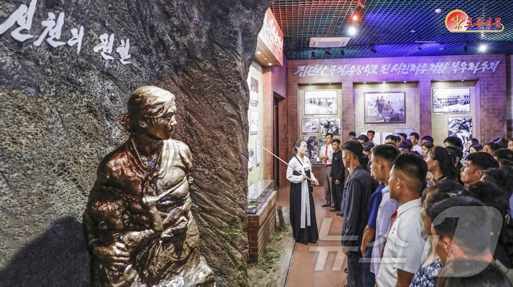 (평양 노동신문=뉴스1) = 북한 노동당 기관지 노동신문은 12일 "미제와 계급적 원수들의 야수적 만행에 치솟는 격분을 금치 못하고 있다"며 신천계급교양관을 조명했다. [국내에서만 …