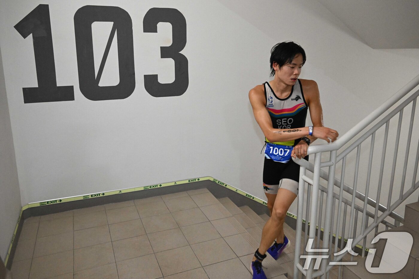 본문 이미지 - 12일 오전 서울 송파구 석촌호수와 롯데월드타워 일원에서 열린 '2026 롯데 아쿠아슬론'에서 참가자가 123층 결승선을 향하고 있다.(공동취재) 2026.7.12 ⓒ 뉴스1 구윤성 기자