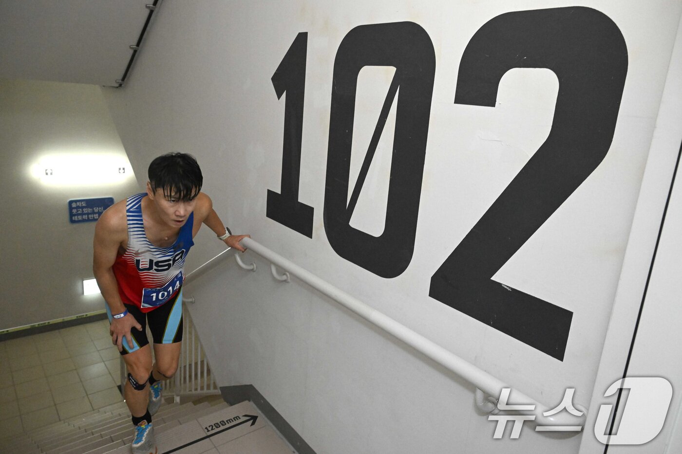 본문 이미지 - 12일 오전 서울 송파구 석촌호수와 롯데월드타워 일원에서 열린 '2026 롯데 아쿠아슬론'에서 참가자가 123층 결승선을 향하고 있다.(공동취재) 2026.7.12 ⓒ 뉴스1 구윤성 기자