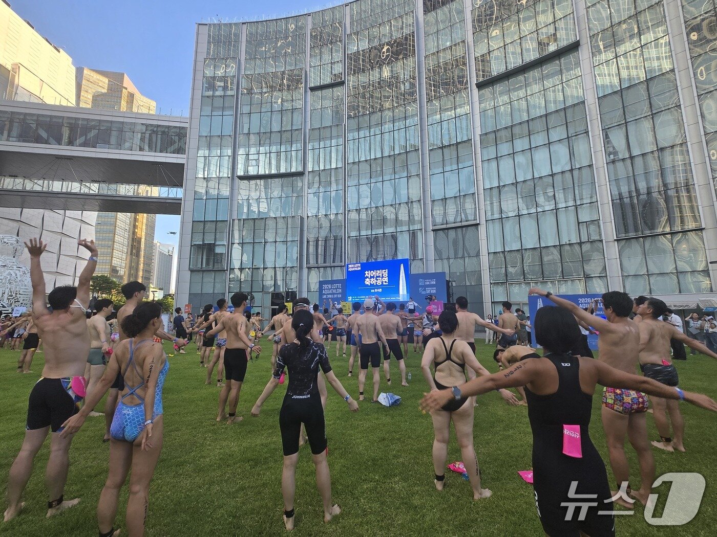 본문 이미지 - 12일 서울 송파구 롯데 아레나광장에서 진행된 몸풀기 체조.  2026.07.12. ⓒ News1 유민주 기자