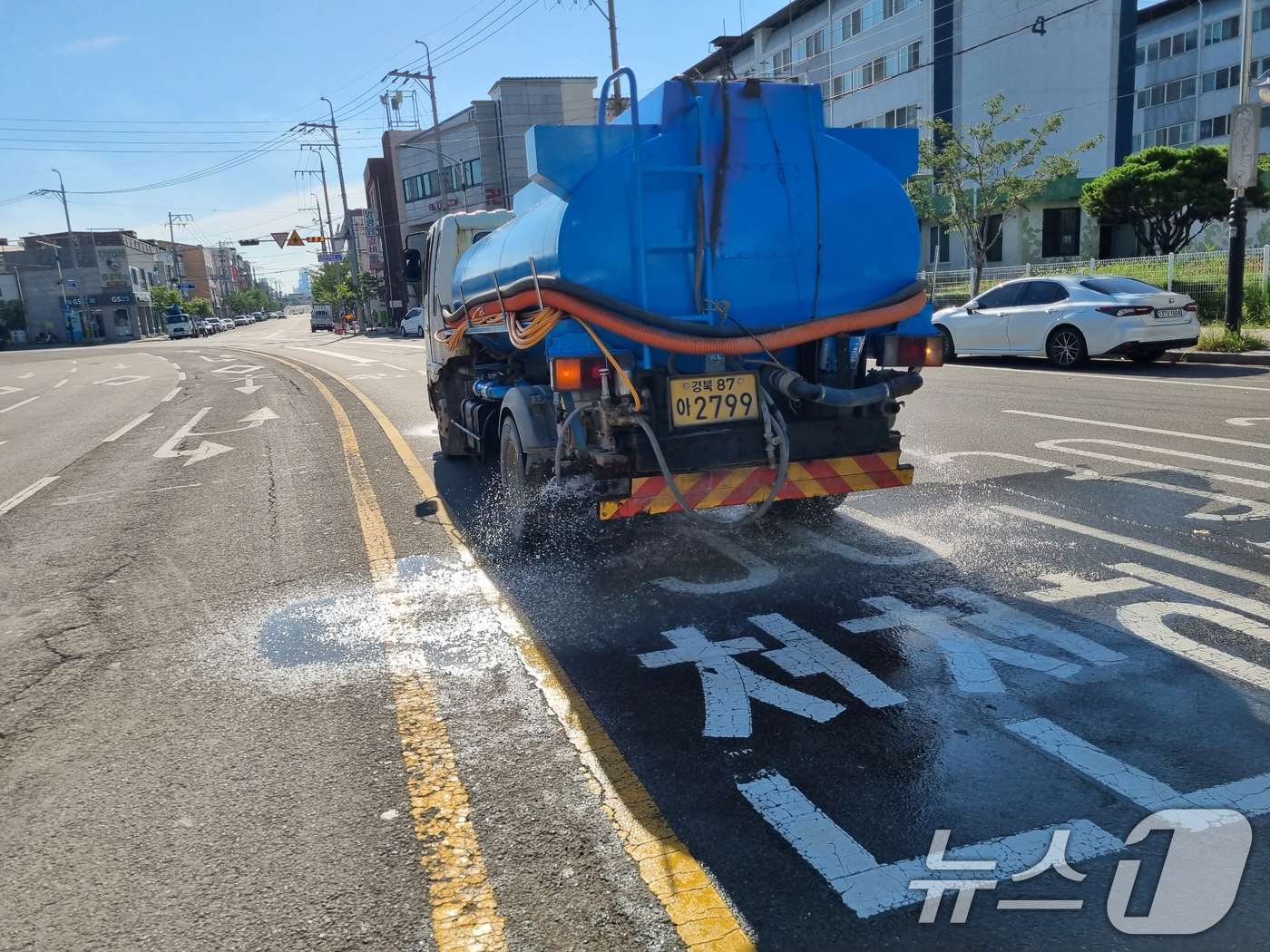(포항=뉴스1) 최창호 기자 = 12일 오전 경북 포항시에 폭염 중대경보가 발령된 가운데 남구청이 살수차를 투입, 도심 열기를 잡기 위해 물을 뿌리고 있다.기상청은 이날 포항과 경 …