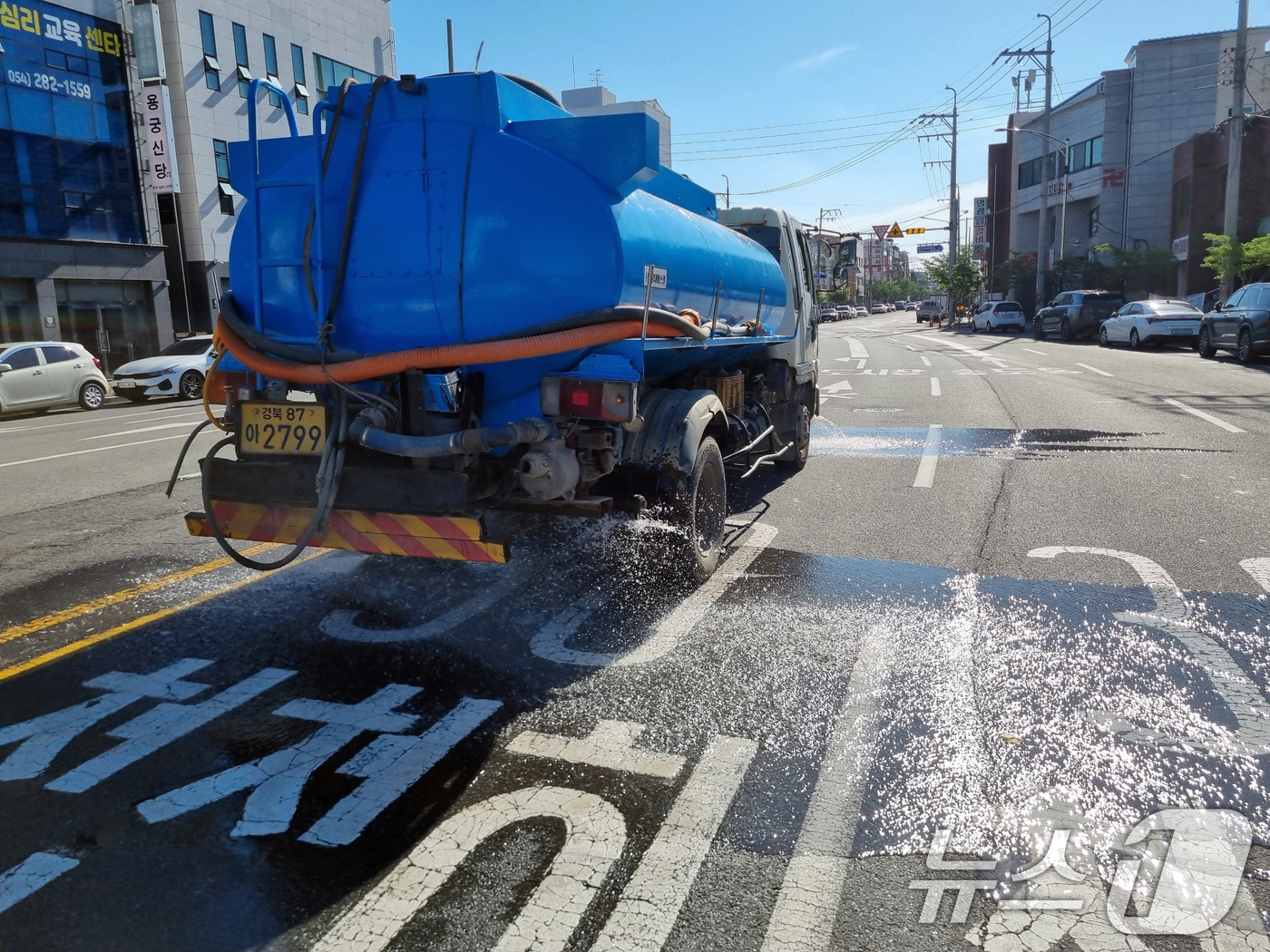 (포항=뉴스1) 최창호 기자 = 12일 오전 경북 포항시에 폭염 중대경보가 발령된 가운데 남구청이 살수차를 투입, 도심 열기를 잡기 위해 물을 뿌리고 있다.기상청은 이날 포항과 경 …