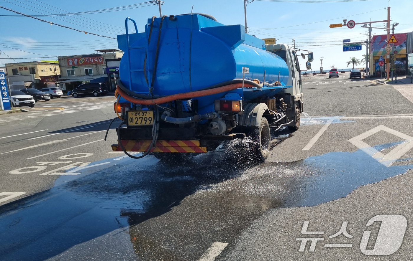 (포항=뉴스1) 최창호 기자 = 12일 오전 경북 포항시에 폭염 중대경보가 발령된 가운데 남구청이 살수차를 투입, 도심 열기를 잡기 위해 물을 뿌리고 있다.기상청은 이날 포항과 경 …