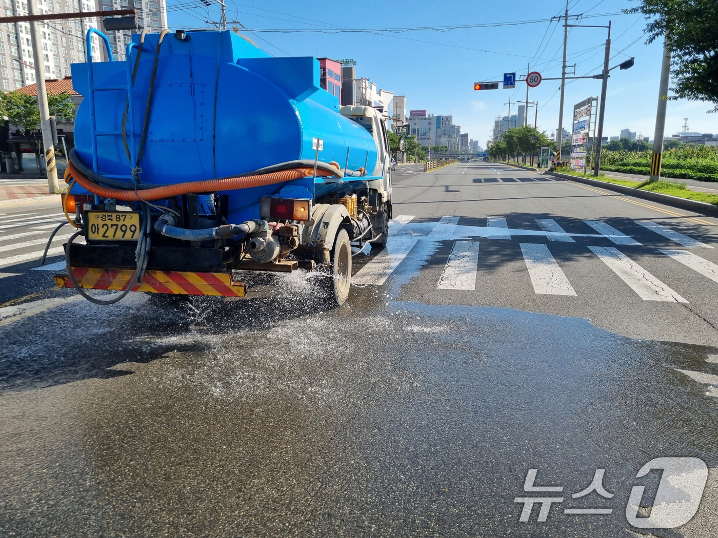 (포항=뉴스1) 최창호 기자 = 12일 오전 경북 포항시에 폭염 중대경보가 발령된 가운데 남구청이 살수차를 투입, 도심 열기를 잡기 위해 물을 뿌리고 있다.기상청은 이날 포항과 경 …