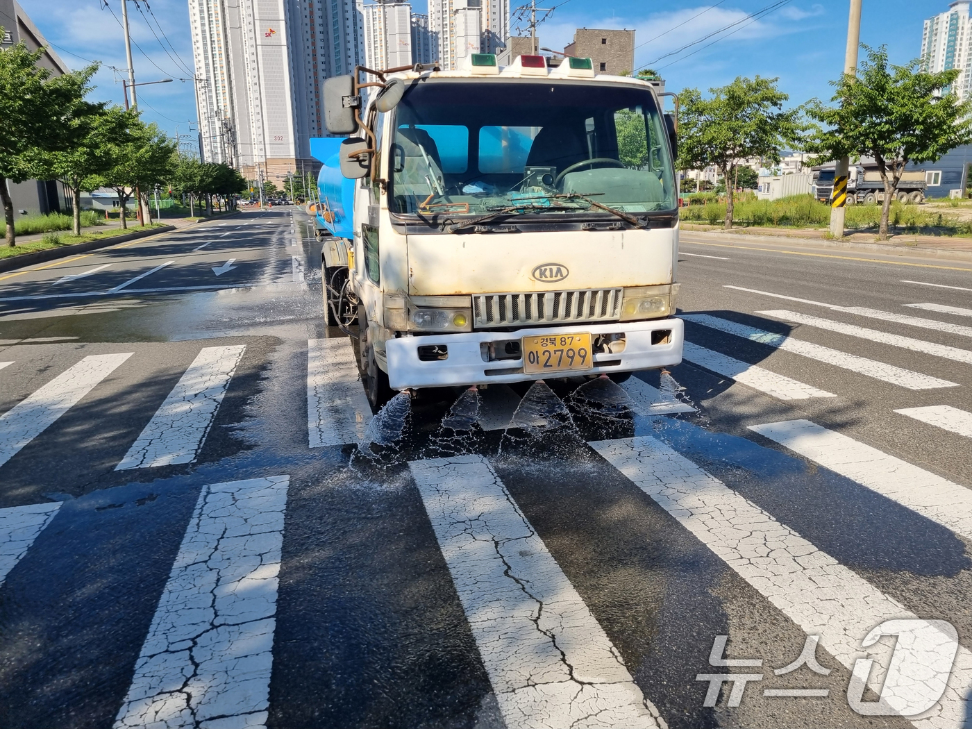 (포항=뉴스1) 최창호 기자 = 12일 오전 경북 포항시에 폭염 중대경보가 발령된 가운데 남구청이 살수차를 투입, 도심 열기를 잡기 위해 물을 뿌리고 있다.기상청은 이날 포항과 경 …