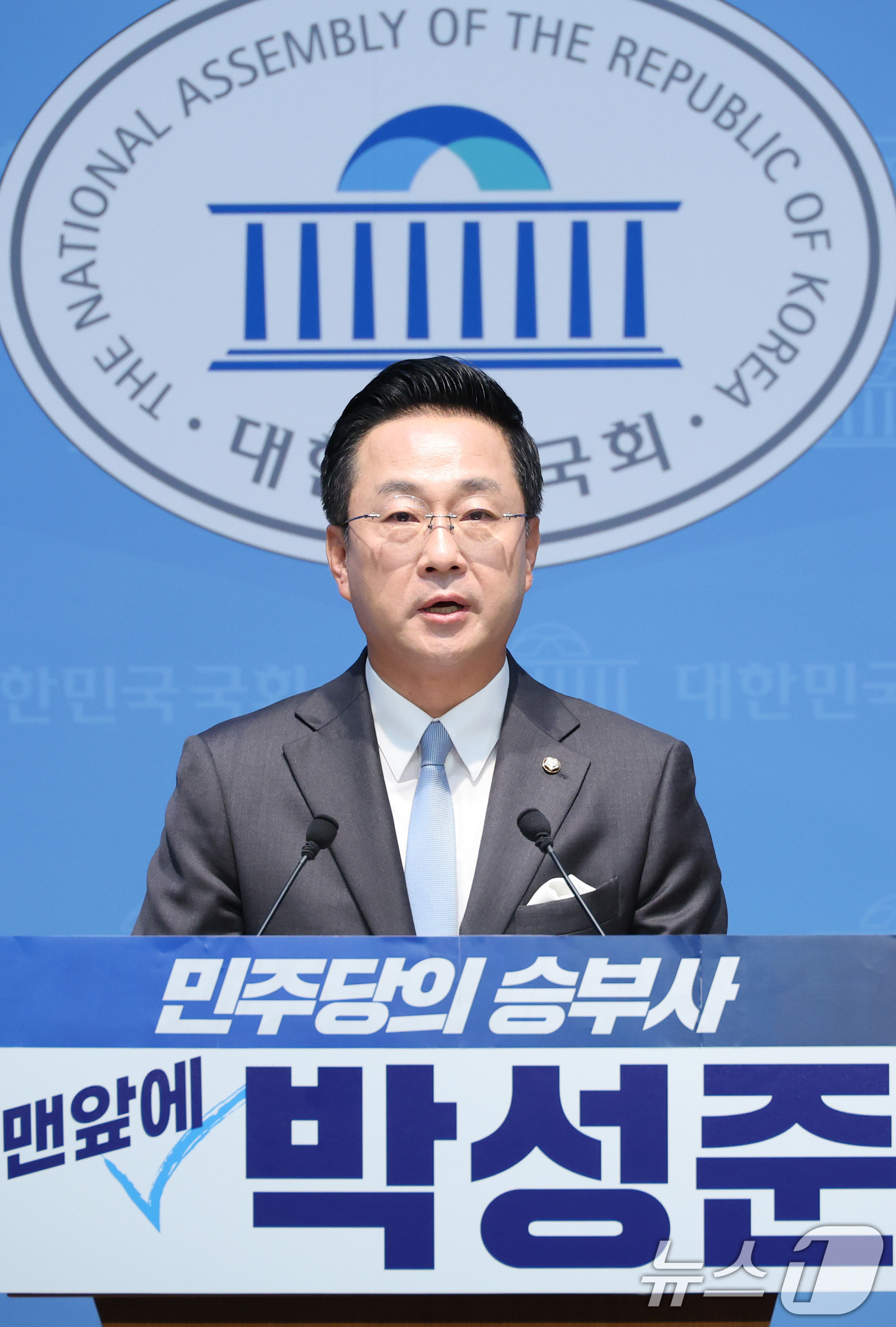 (서울=뉴스1) 신웅수 기자 = 박성준 더불어민주당 의원이 12일 서울 여의도 국회 소통관에서 최고위원 출마 기자회견을 하고 있다. 2026.7.12/뉴스1