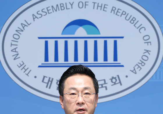최고위원 출마 기자회견하는 박성준 의원