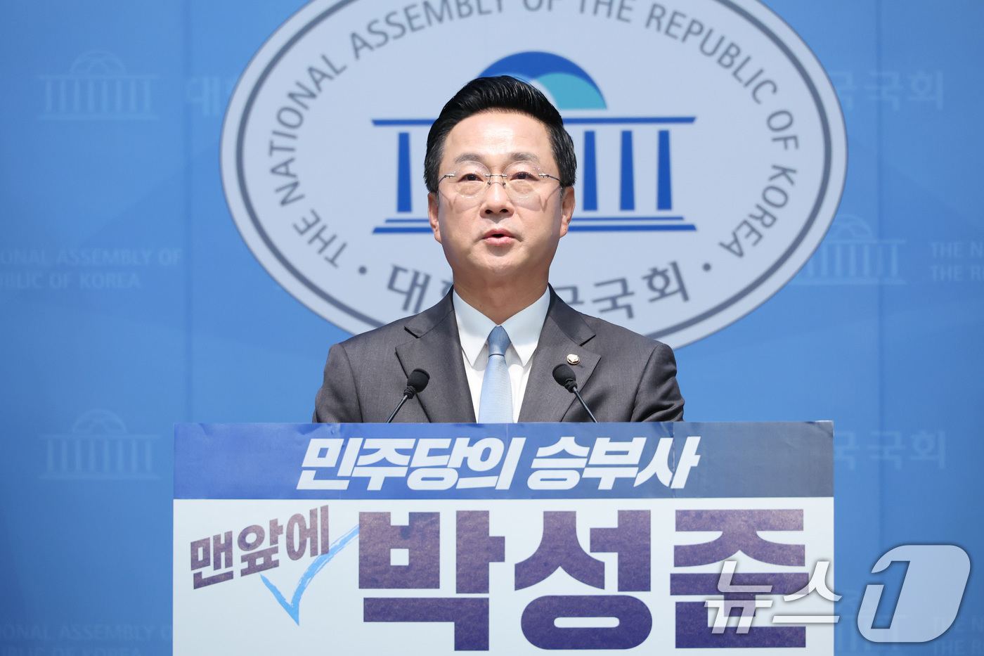 (서울=뉴스1) 신웅수 기자 = 박성준 더불어민주당 의원이 12일 서울 여의도 국회 소통관에서 최고위원 출마 기자회견을 하고 있다. 2026.7.12/뉴스1