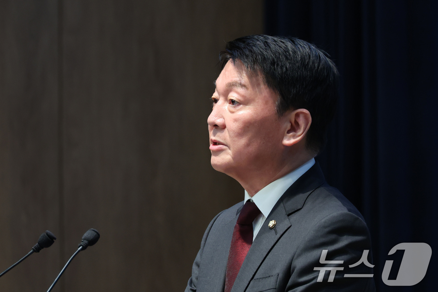 (서울=뉴스1) 신웅수 기자 = 안철수 국민의힘 의원이 12일 서울 여의도 국회 소통관에서 한동훈 무소속 의원의 국민의힘 복당 반대 기자회견을 하고 있다. 2026.7.12/뉴스1 …