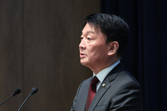 한동훈 복당 반대 기자회견하는 안철수