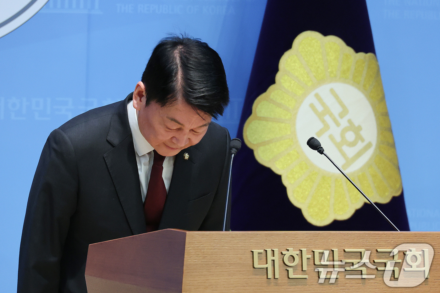 (서울=뉴스1) 신웅수 기자 = 안철수 국민의힘 의원이 12일 서울 여의도 국회 소통관에서 열린 한동훈 무소속 의원의 국민의힘 복당 반대 기자회견에서 인사하고 있다. 2026.7. …