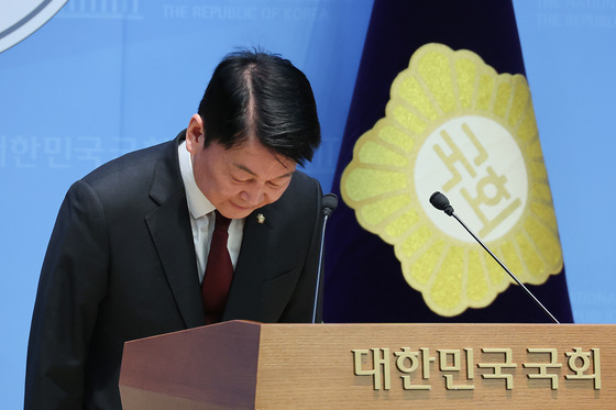 인사하는 안철수