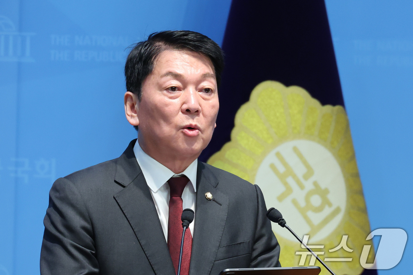 (서울=뉴스1) 신웅수 기자 = 안철수 국민의힘 의원이 12일 서울 여의도 국회 소통관에서 한동훈 무소속 의원의 국민의힘 복당 반대 기자회견을 하고 있다. 2026.7.12/뉴스1 …