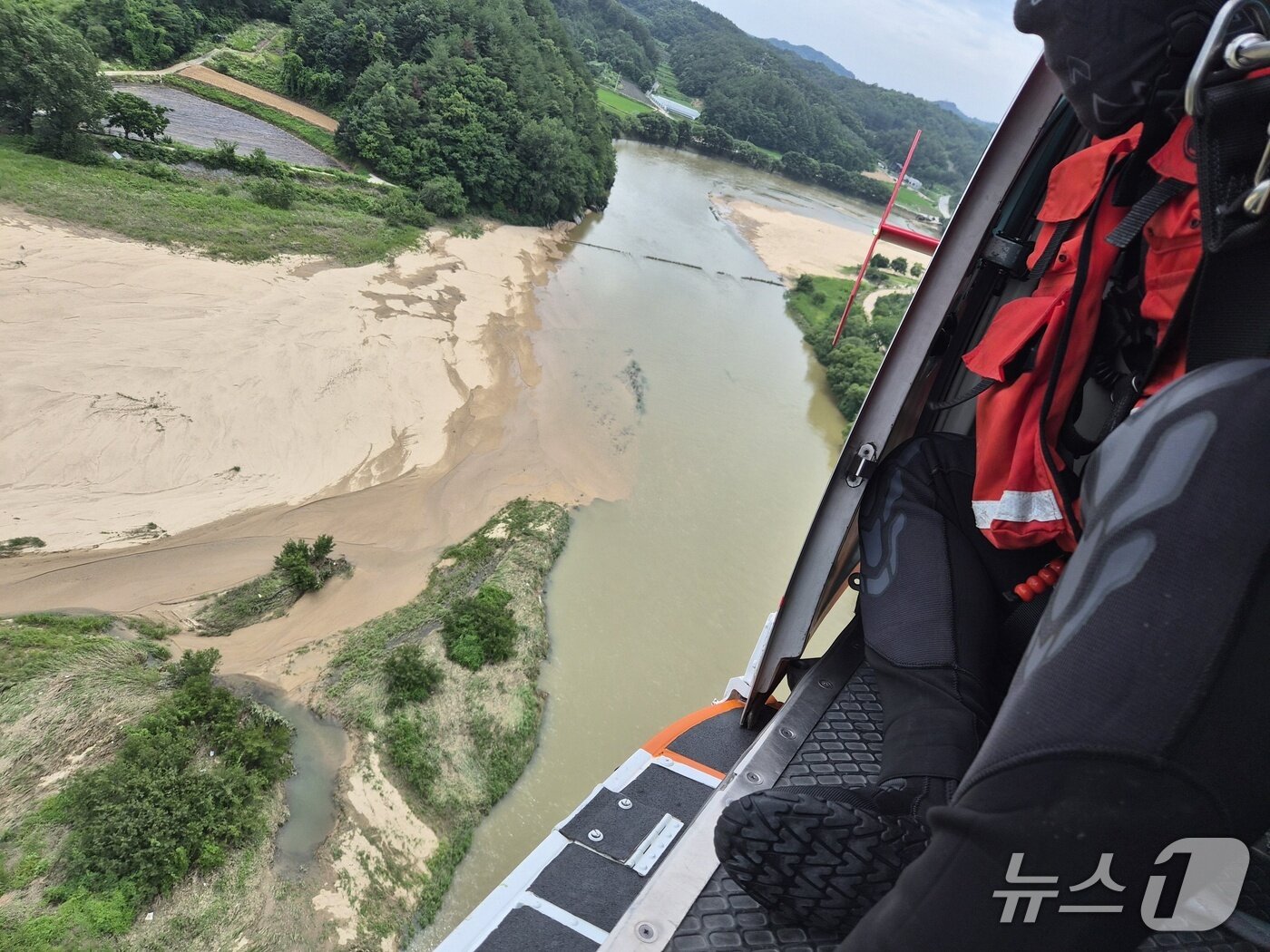 본문 이미지 - 소방.경찰.군 합동 수색 당국이 지난 9일 경북 영주시 남원천에서 실종된 70대 남성을 찾기 위해 헬기로 수색하고 있다.(경북소방본부 제공. 재판매 및 DB 금지)2026.7.12/뉴스1