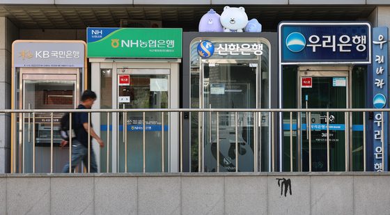 '-20%' 코스피 휘청인 사이…+13% '나홀로 질주' 나선 은행주