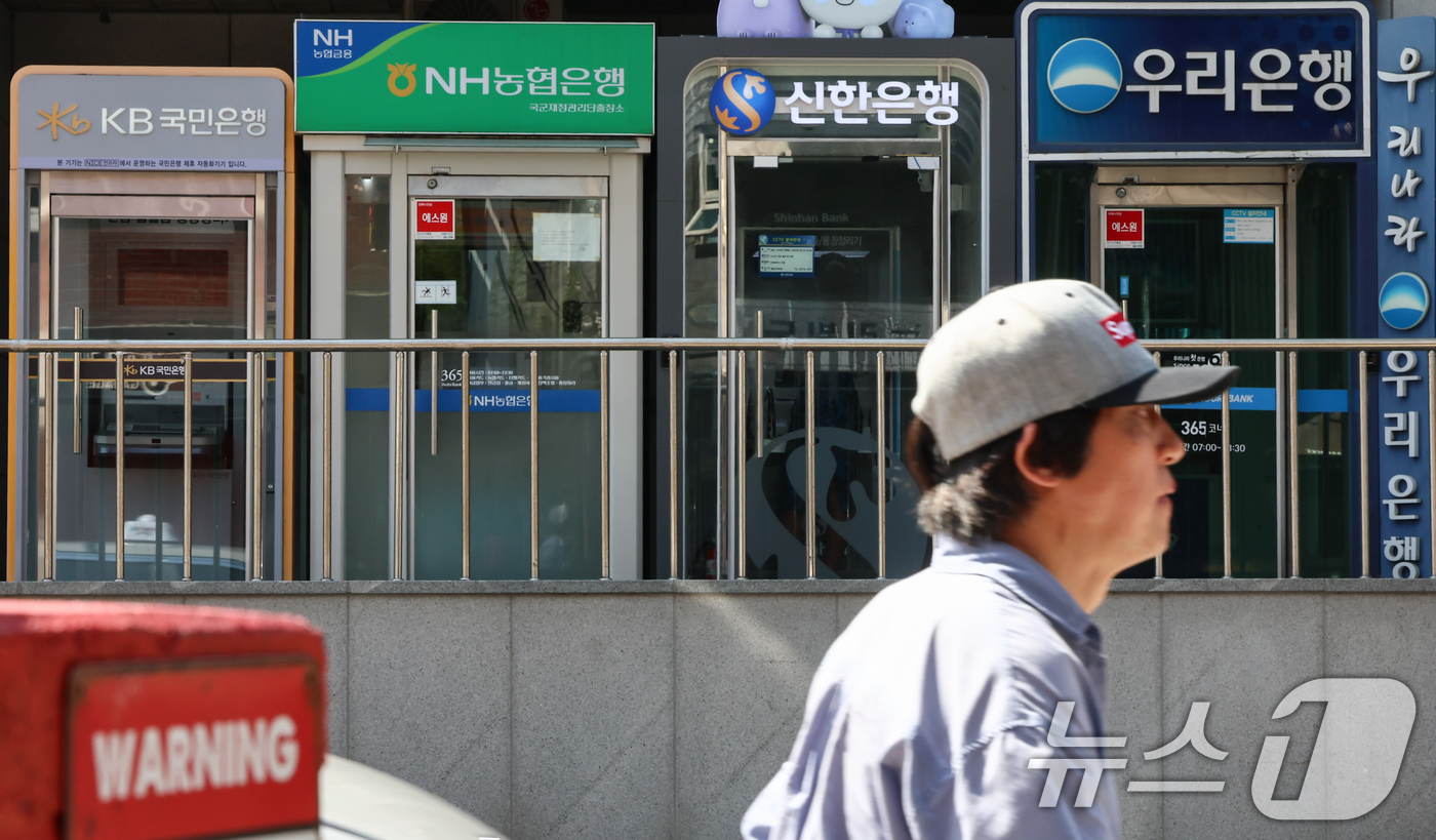 (서울=뉴스1) 김도우 기자 = 주요 시중은행의 가계대출이 5월 들어 폭증하며 올해 총량 목표치의 약 80%가 소진된 것으로 나타났다.금융권에 따르면 지난 9일 기준 주요 5대 은 …