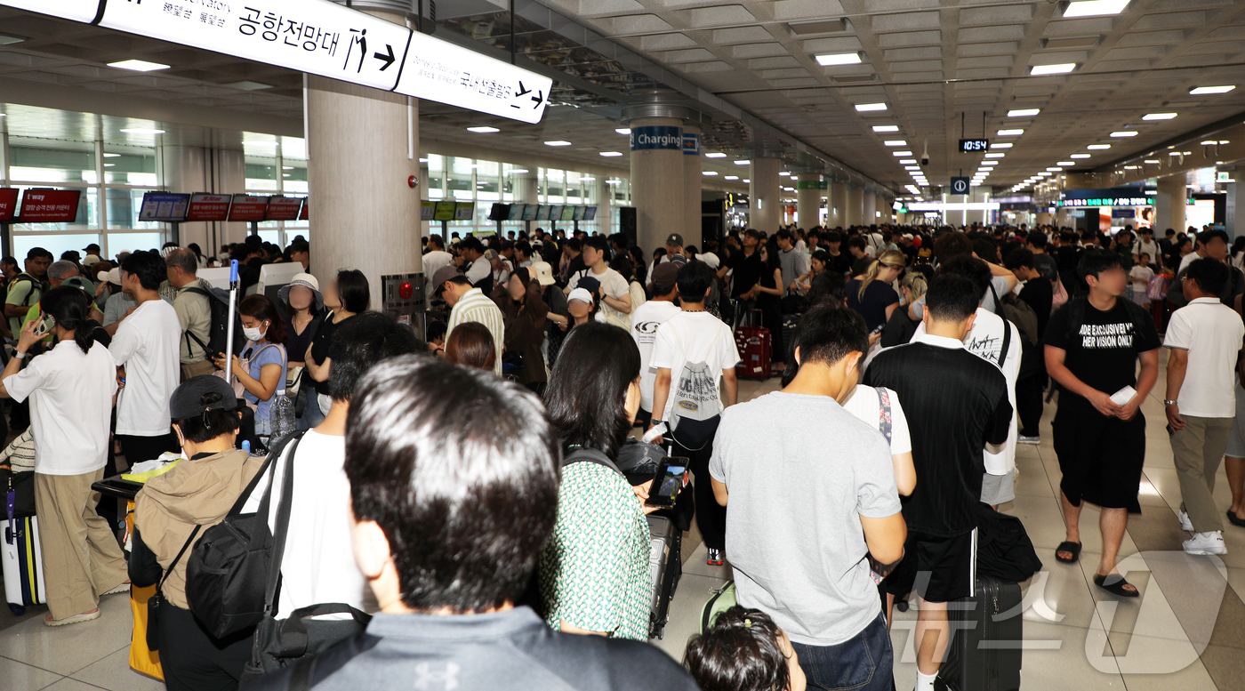 (제주=뉴스1) 오미란 기자 = 제주국제공항에 강풍 경보와 급변풍 경보가 내려진 11일 오전 제주국제공항 3층 국내선 출발 대합실에 결항 대체 항공편 탑승권을 구하려는 승객들이 긴 …