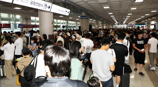 '강풍·급변풍 경보' 제주공항 오전 11시 96편 결항·3편 회항