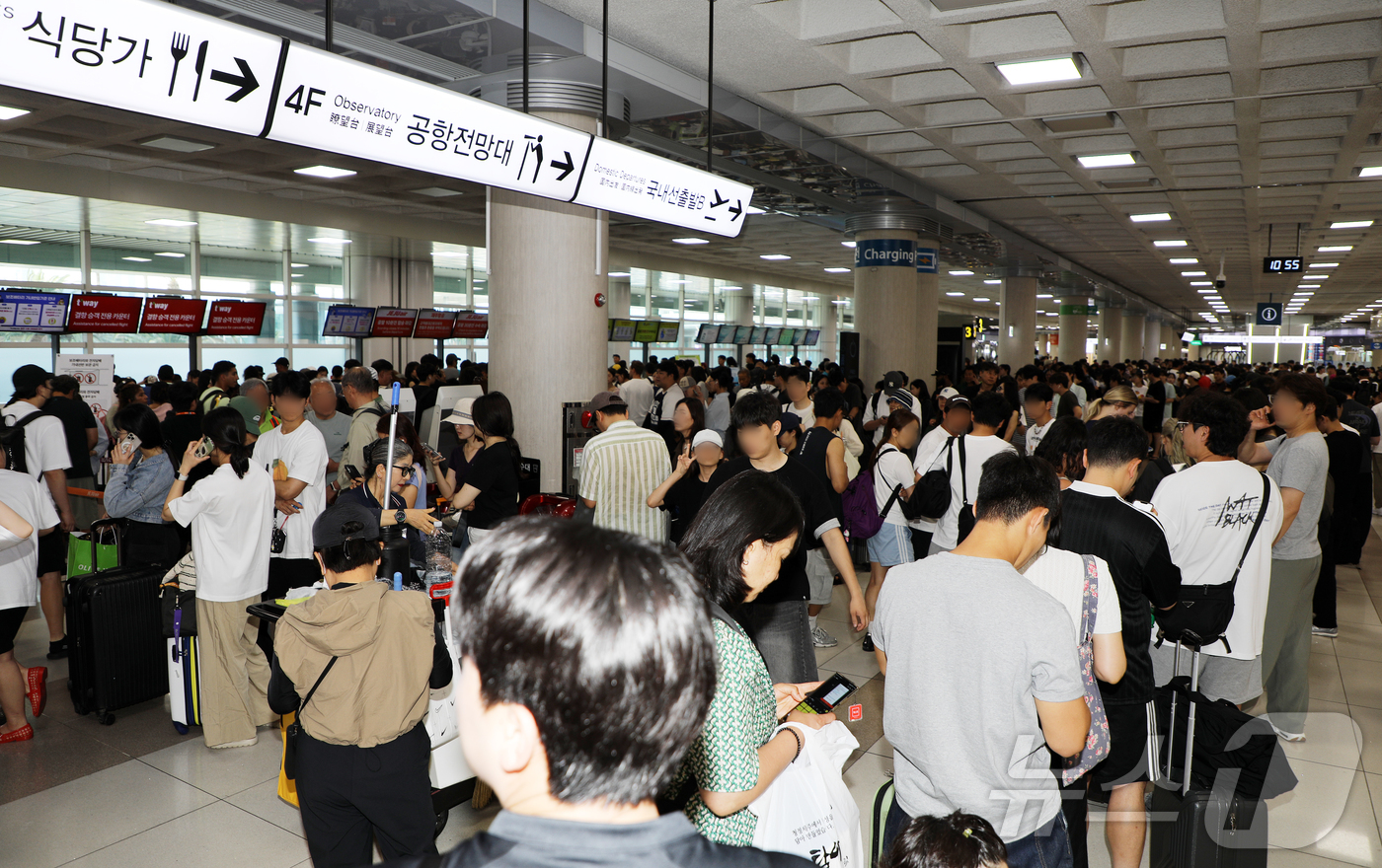 (제주=뉴스1) 오미란 기자 = 제주국제공항에 강풍 경보와 급변풍 경보가 내려진 11일 오전 제주국제공항 3층 국내선 출발 대합실에 결항 대체 항공편 탑승권을 구하려는 승객들이 긴 …