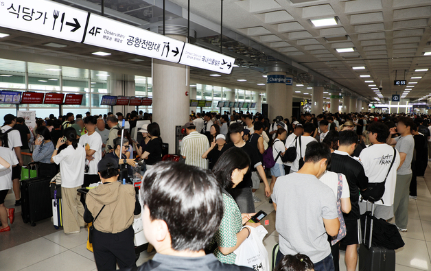결항 속출 제주공항에 긴 대기 줄