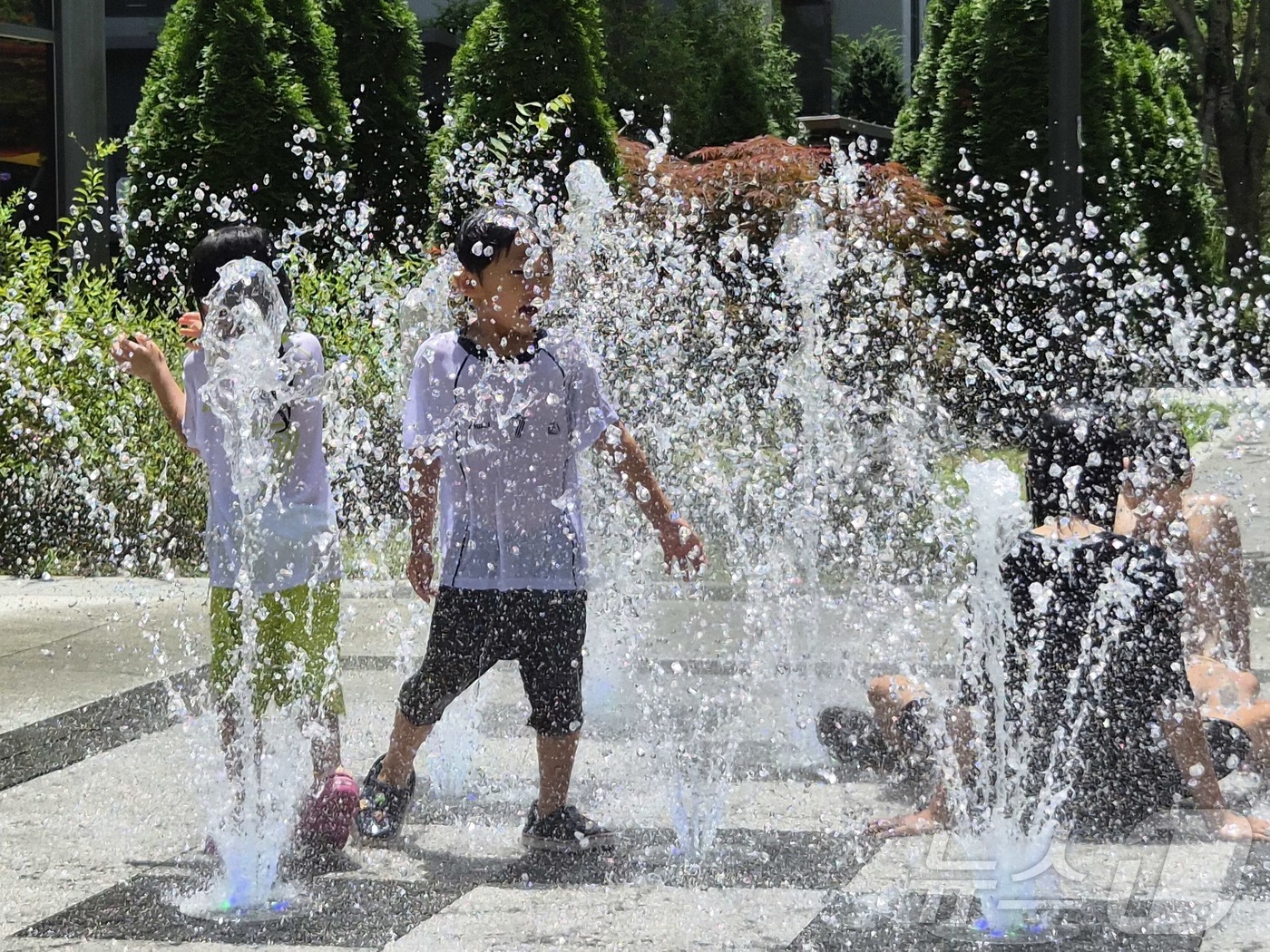 (완주=뉴스1) 유경석 기자 = 전북 전 지역에 폭염특보가 발효된 12일 전북 완주군 삼례읍 한 아파트에서 어린이들이 바닥분수에서 물놀이를 하며 더위를 식히고 있다. 2026.7. …