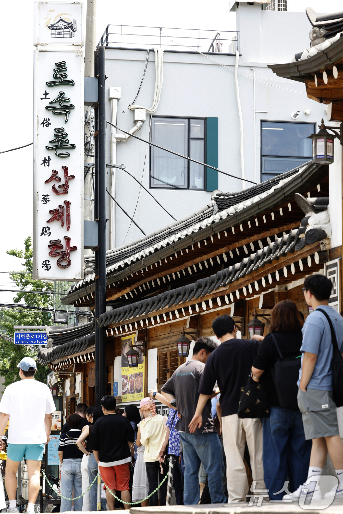 (서울=뉴스1) 박정호 기자 = 초복(初伏)을 사흘 앞둔 12일 서울시 종로구의 삼계탕 전문점을 찾은 시민들이 길게 줄지어 입장을 기다리고 있다. 2026.7.12/뉴스1