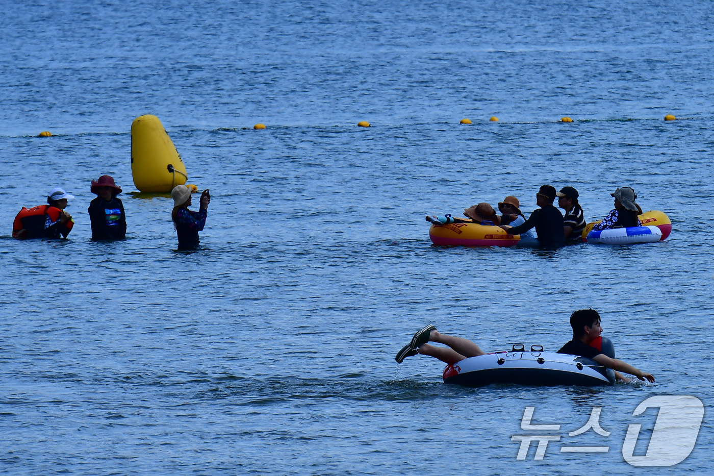 (포항=뉴스1) 최창호 기자 = 경북 포항시 전역에 폭염 중대경보가 발령된 12일 포항시 북구 영일대해수욕장에서 관광객들이 물놀이를 하고 있다. 포항시는 폭염 중대경보가 발령되지 …