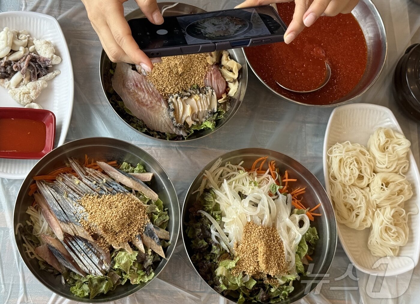 본문 이미지 - 무더위에 시원하게 즐길 수 있는 꽁치물회, 한치물회ⓒ 뉴스1 윤슬빈 관광전문기자