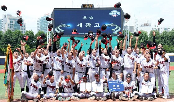 본문 이미지 - 81회 청룡기 전국고교야구선수권대회에서 정상을 차지한 세광고등학교 학생들의 우승 세리머니.(자료사진)