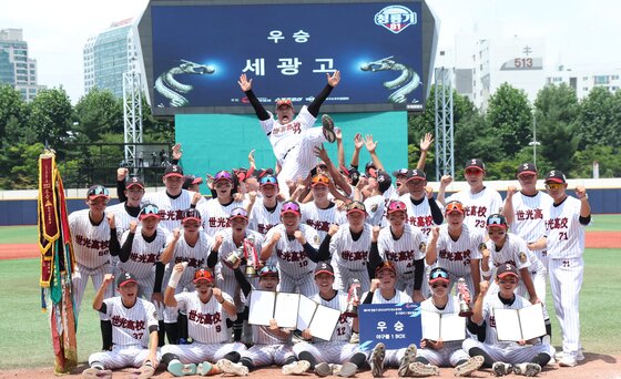 본문 이미지 - 12일 서울 양천구 목동야구장에서 열린 제81회 청룡기 전국고교야구선수권대회 주말리그 왕중앙전에서 우승한 세광고 선수들이 파이팅을 외치고 있다. 2026.7.12 ⓒ 뉴스1 김명섭 기자
