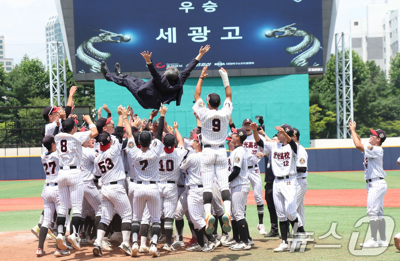 (서울=뉴스1) 김명섭 기자 = 12일 서울 양천구 목동야구장에서 열린 제81회 청룡기 전국고교야구선수권대회 주말리그 왕중앙전에서 우승한 세광고 선수들이 교장을 헹가래 하고 있다. …