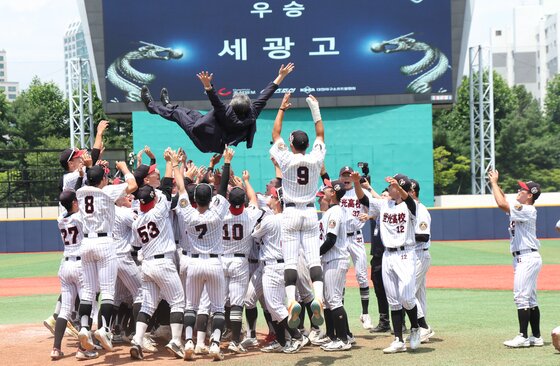본문 이미지 - 12일 서울 양천구 목동야구장에서 열린 81회 청룡기 전국고교야구선수권대회 주말리그 왕중앙전에서 우승한 세광고 선수들이 교장을 헹가래 하고 있다. 2026.7.12 ⓒ 뉴스1 김명섭 기자
