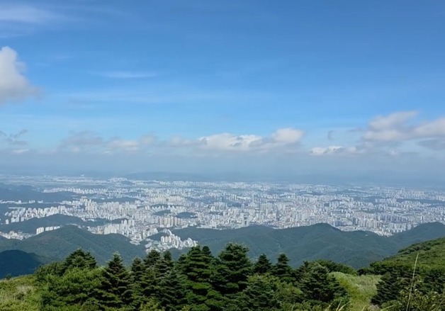 "산으로, 바다로" 체감 32도 무더위에 전남광주 '더위날리기' 피서행렬
